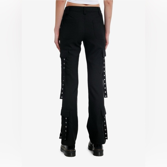 NWOT - Hot Topic Black Grommet Strap Cargo Pocket Pants - Size 13 - Picture 2 of 3